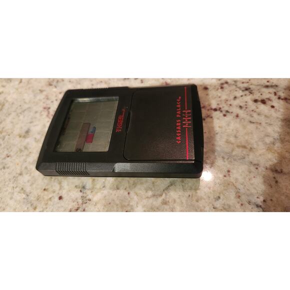 Tiger Electronics Tiger toys Cesar's Palace Pooker handheld game with batteries - Picture 12 of 14